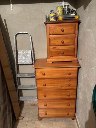 Cajonera y mesita de noche de madera