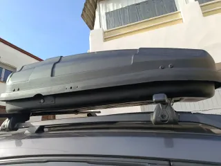 Baca y cofre portaequipajes coche