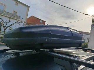 Baca y cofre portaequipajes coche