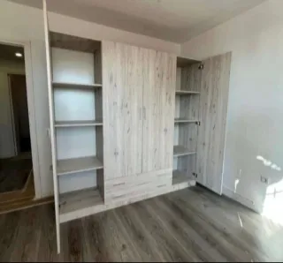 Armario y cómoda blancos