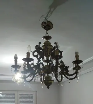 Lámpara de araña dorada y cristal