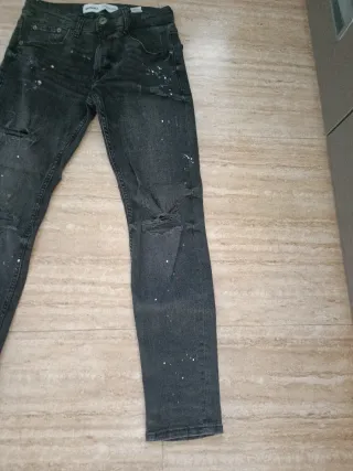 Pantalón vaquero negro Bershka con pintura