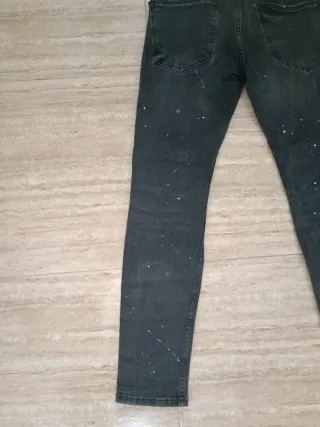 Pantalón vaquero negro Bershka con pintura