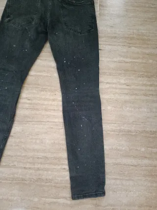 Pantalón vaquero negro Bershka con pintura