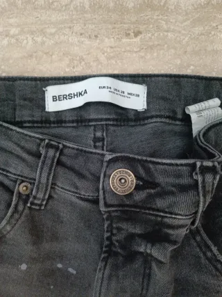 Pantalón vaquero negro Bershka con pintura