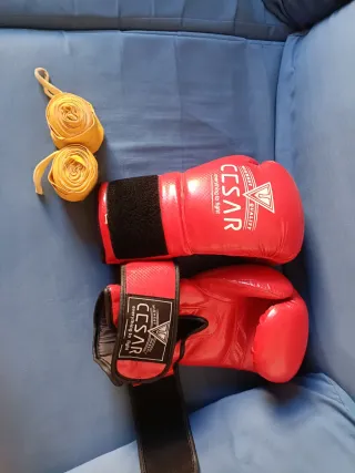 Guantes de boxeo rojos y vendas