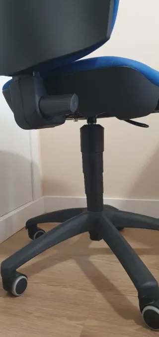 Silla de escritorio azul y negra