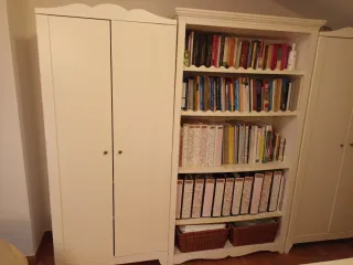 2 Armarios blancos de madera+ 1 libreria+ mueble