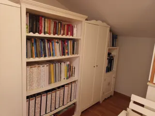 2 Armarios blancos de madera+ 1 libreria+ mueble