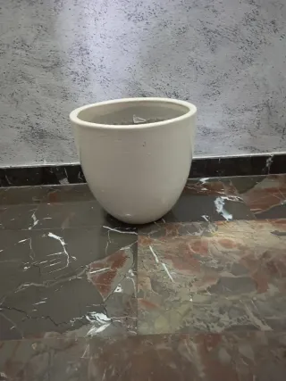 Macetón de cerámica grueso blanco