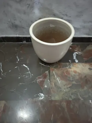 Macetón de cerámica grueso blanco