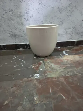 Macetón de cerámica grueso blanco