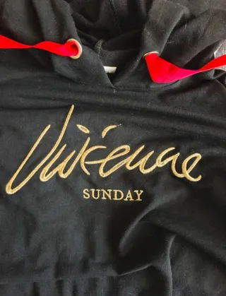 Sudadera negra con cordones rojos