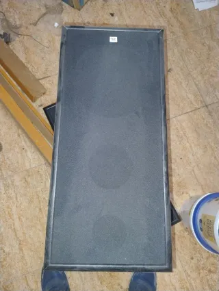 Caja de altavoz negra y marrón