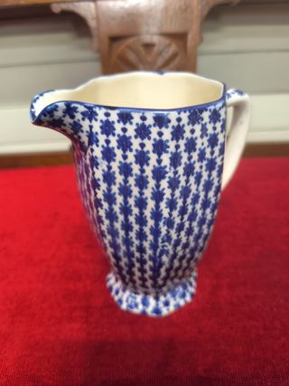 Jarra inglesa cerámica azul y blanca. Antigua