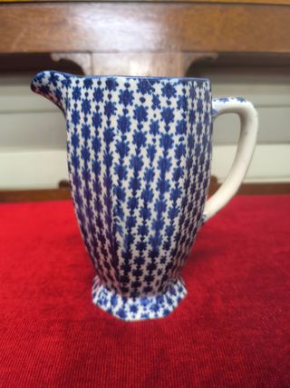 Jarra inglesa cerámica azul y blanca. Antigua