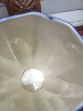 Jarra inglesa cerámica azul y blanca. Antigua