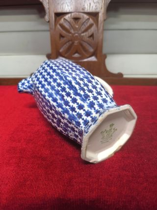 Jarra inglesa cerámica azul y blanca. Antigua