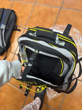 Mochila Kizer Negra y Gris con Bolsillos