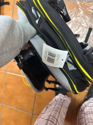 Mochila Kizer Negra y Gris con Bolsillos