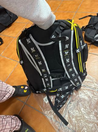 Mochila Kizer Negra y Gris con Bolsillos