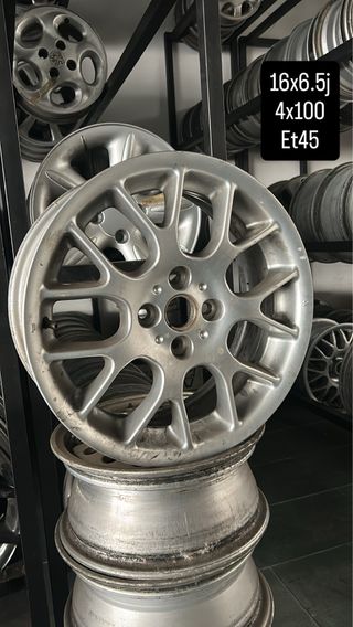várias Llantas 4x100