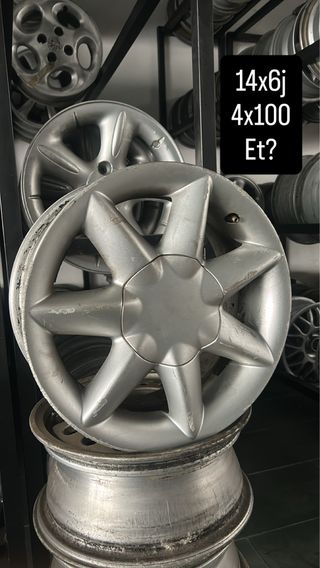 várias Llantas 4x100