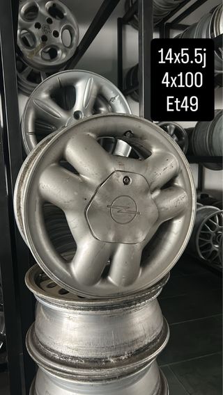 várias Llantas 4x100