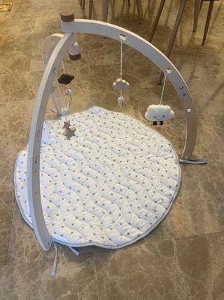 Parque/gimnasio infantil de madera con alfombra