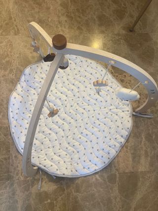 Parque/gimnasio infantil de madera con alfombra