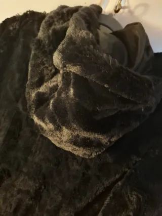 Abrigo Negro de Pelo Sintético