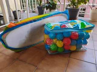 Parque de juegos para bebés con pelotas