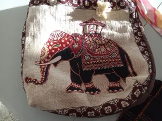 Conjunto de Accesorios: Bolso, Pañuelo, Joyería