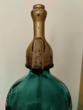 Sifón antiguo de vidrio verde