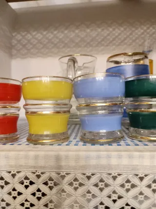 Conjunto vasos antiguos cristal colores