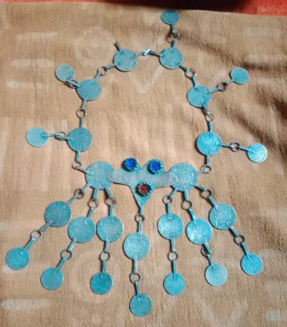 Collar antiguo con monedas y piedras