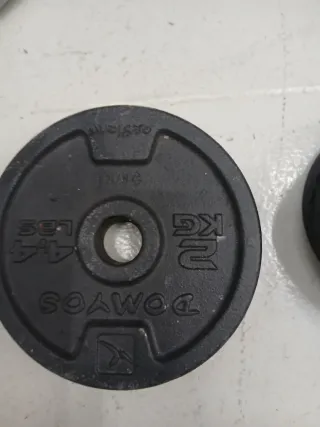 Lote de pesas y barra de gimnasio