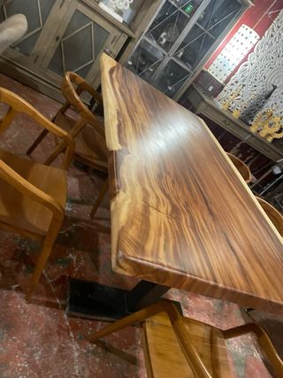 Mesa de comedor de madera natural con base de meta