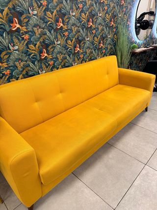 Sofá cama amarillo con departamentos