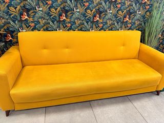 Sofá cama amarillo con departamentos