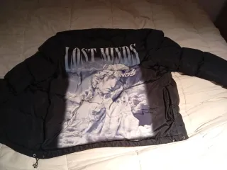 Chaqueta Negra con Estampado Lost Minds