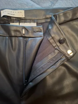 Pantalón mujer polipiel negro liso.