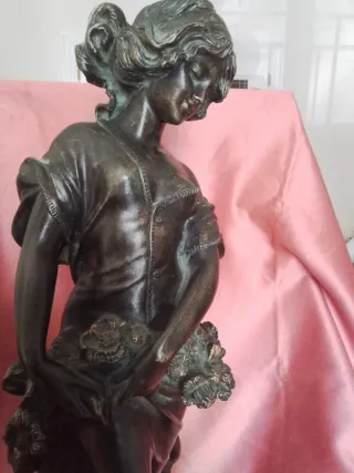 Figura Mujer con Flores Metal