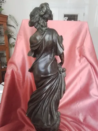 Figura Mujer con Flores Metal