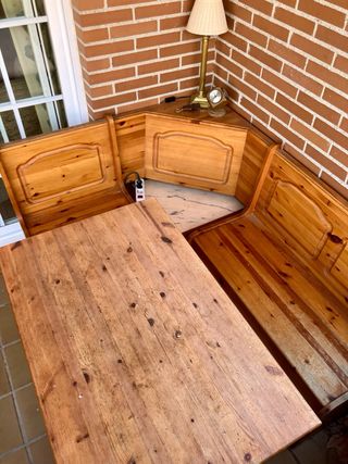 Rinconera/comedor madera/mármol en terraza/cocina.