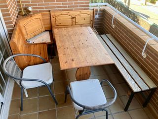 Rinconera/comedor madera/mármol en terraza/cocina.