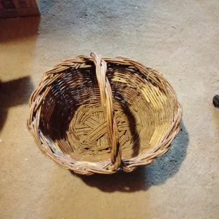 Cesta de mimbre artesanal