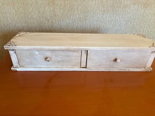 Joyero beige con detalles dorados medidas 60 X15X