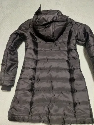 Abrigo acolchado negro con capucha