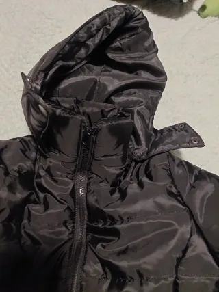 Abrigo acolchado negro con capucha